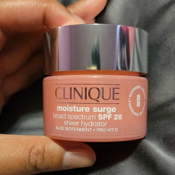 Clinique Moisture Surge™ Broad Spectrum SPF 28 Sheer Hydrator Moisturizer - Picture 6 of 8